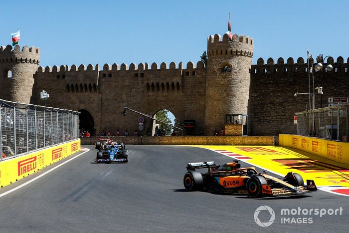 Daniel Ricciardo, McLaren MCL36, Esteban Ocon, Alpine A522