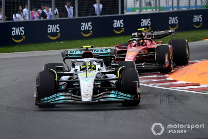 Lewis Hamilton, Mercedes W13, Carlos Sainz, Ferrari F1-75