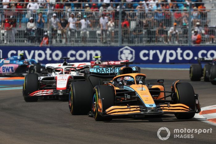 Daniel Ricciardo, McLaren MCL36, Kevin Magnussen, Haas VF-22