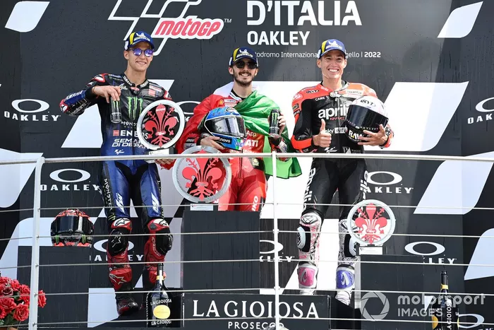 Podio: ganador de la carrera Francesco Bagnaia, equipo Ducati, segundo lugar Fabio Quartararo, Yamaha Factory Racing, tercer lugar Aleix Espargaró, Aprilia Racing