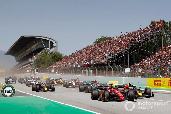 Charles Leclerc, Ferrari F1-75, Max Verstappen, Red Bull Racing RB18, George Russell, Mercedes W13, Sergio Pérez, Red Bull Racing RB18, Carlos Sainz, Ferrari F1-75, Lewis Hamilton, Mercedes W13, el resto en la salida 