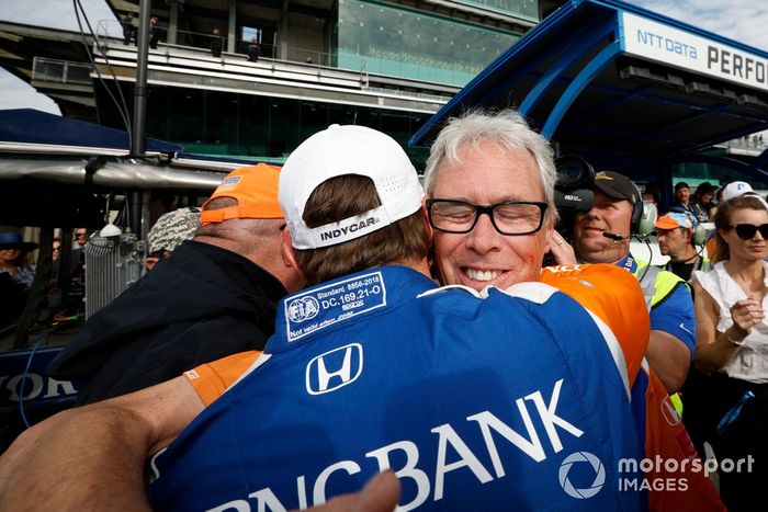 El ganador de la pole, Scott Dixon, Chip Ganassi Racing Honda celebra su premio de la pole, el ingeniero Michael Cannon