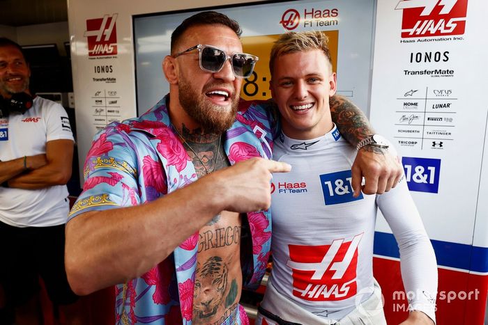 Mick Schumacher, del equipo Haas F1, se reúne con el luchador de MMA Conor McGregor