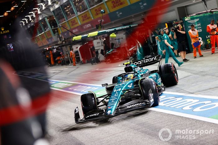 Fernando Alonso, Aston Martin AMR23, sale del garaje