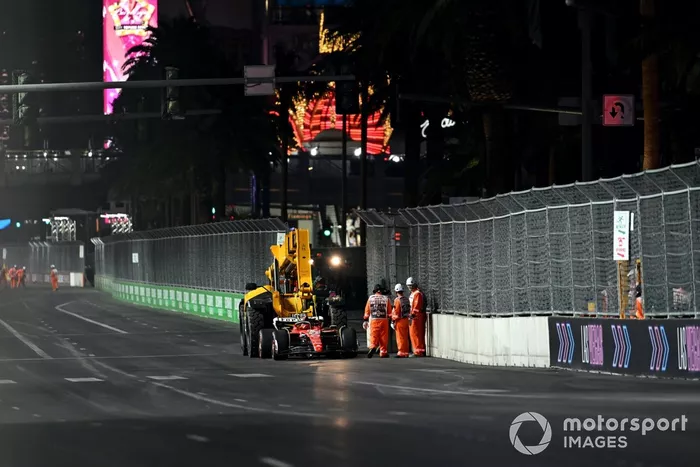 Los comisarios retiran el coche de Carlos Sainz, Ferrari SF-23, del circuito