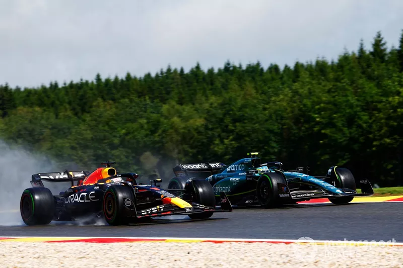 Fernando Alonso, Aston Martin AMR23, junto a Max Verstappen, Red Bull Racing RB19