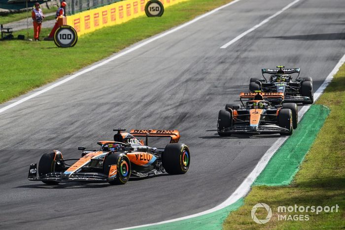 Oscar Piastri, McLaren MCL60, Lando Norris, McLaren MCL60, Lewis Hamilton, Mercedes F1 W14