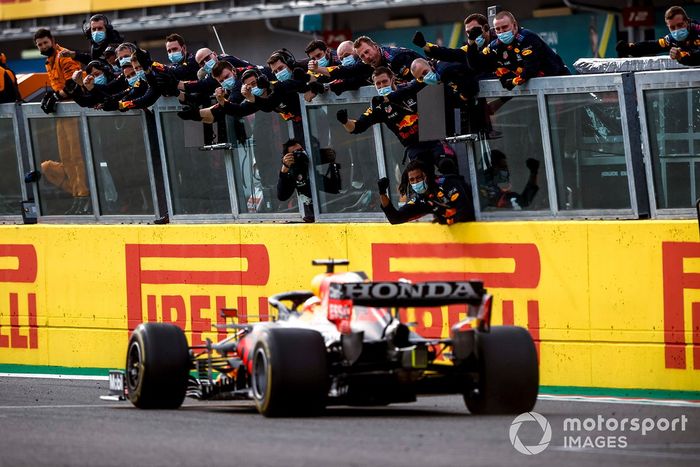 El ganador de la carrera, Max Verstappen, RB16B de Red Bull Racing cruza la línea de meta con su equipo celebrando