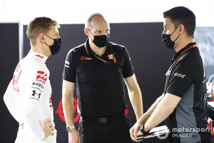 Mick Schumacher, Haas F1, habla con Gary Gannon