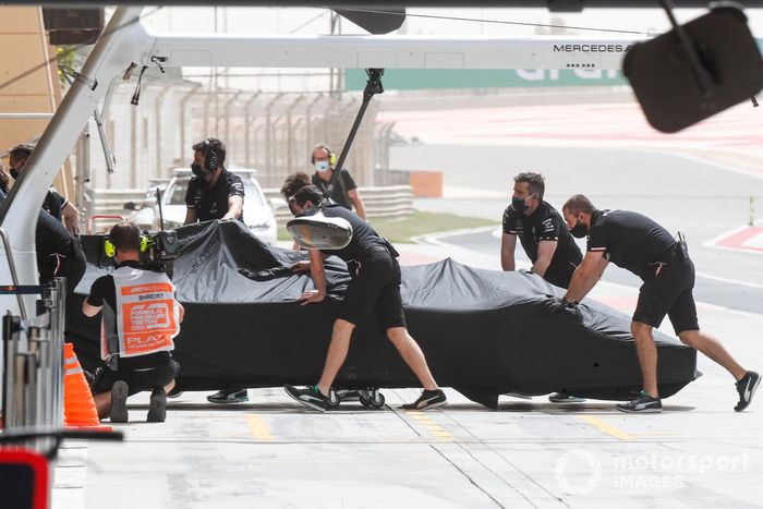 Los mecánicos de Mercedes con el coche de Lewis Hamilton, Mercedes W12