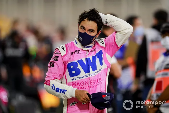 El ganador de la carrera Sergio Pérez, Racing Point celebra en parc ferme con el equipo