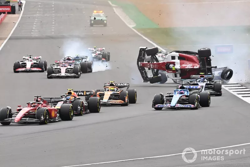 L'incidente che ha coinvolto Zhou Guanyu, Alfa Romeo C42, George Russell, Mercedes W13 alla partenza della gara