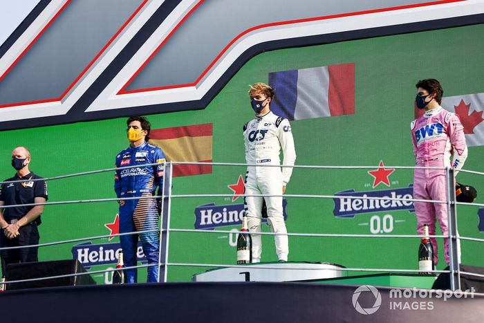 Podio: segundo lugar Carlos Sainz Jr., McLaren, ganador Pierre Gasly, AlphaTauri, y tercer lugar Lance Stroll, Racing Point