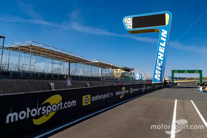 Cartel de Motorsport.com en Le Mans