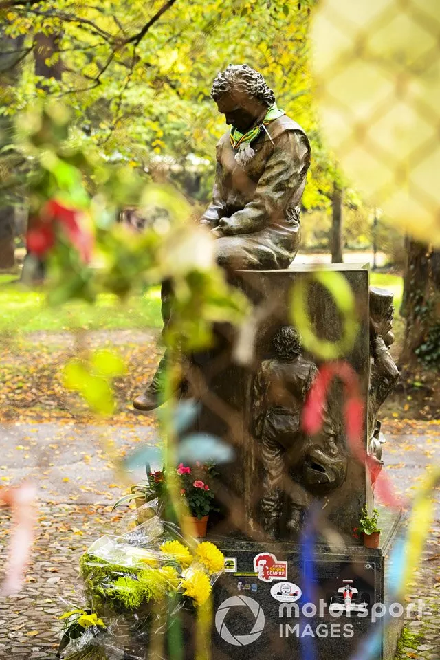 Una estatua homenaje a Ayrton Senna