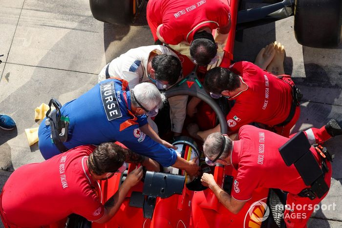 Sebastian Vettel, Ferrari, practica una extracción médica