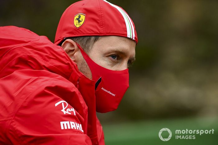 Sebastian Vettel, Ferrari, recorre la pista en bici