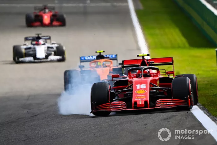 Charles Leclerc, Ferrari SF1000, frena mentre si difende da Lando Norris, McLaren MCL35