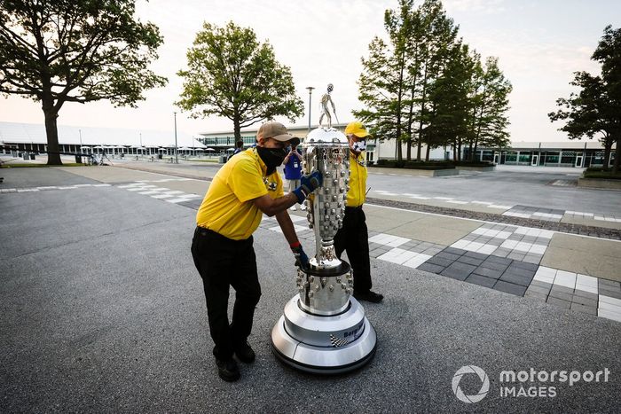 El trofeo Borg-Warner con la máscara
