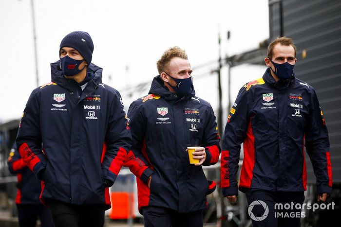 Alex Albon, Red Bull Racing, recorre la pista