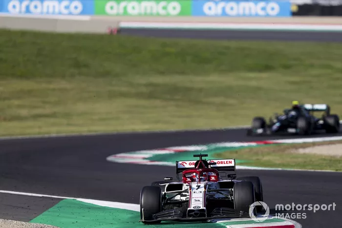 Kimi Raikkonen, Alfa Romeo Racing C39, Valtteri Bottas, Mercedes F1 W11