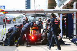 Daniil Kvyat, Red Bull Racing RB12, oefent een pitstop