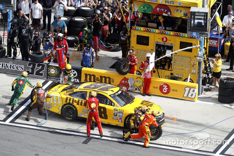 pit stop kyle busch joe gibbs racing toyota at daytona 500 nascar nascar pit stop