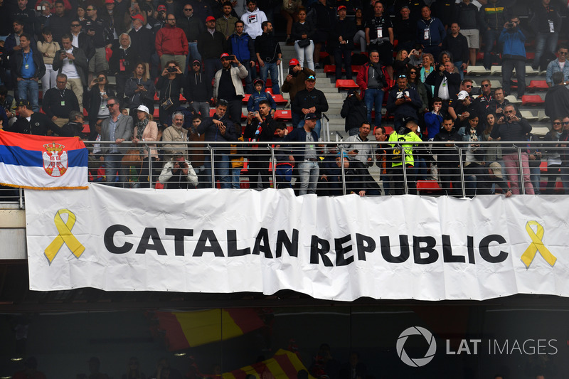 Fans and Catalan banner