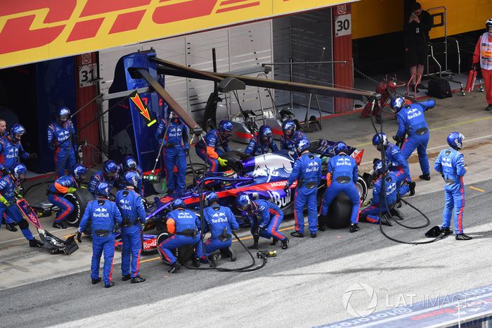 Brendon Hartley, Scuderia Toro Rosso STR13 pit stop