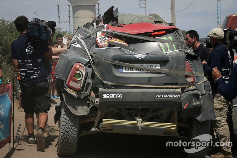 После аварии: Нани Рома и Алеш Харо, X-Raid Team, MINI John Cooper Works Rally (№302)