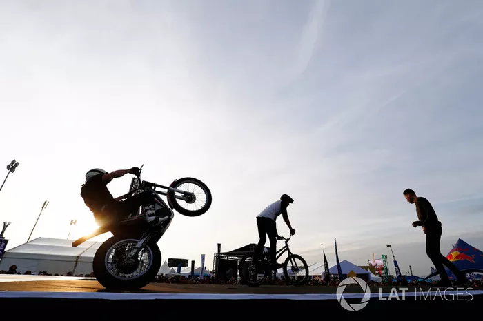 Esibizione motociclistica sul podio