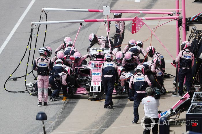 Esteban Ocon, Force India VJM11, hace un pit stop