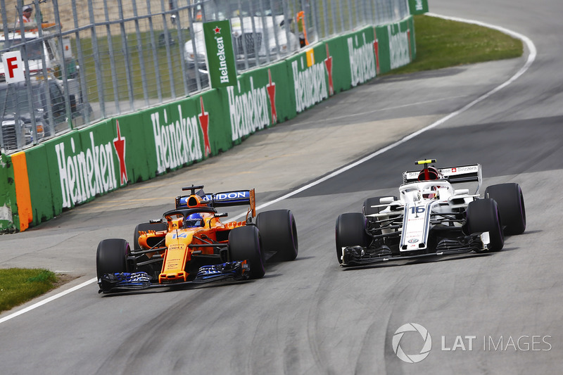 Fernando Alonso, McLaren MCL33, en lutte avec Charles Leclerc, Sauber C37