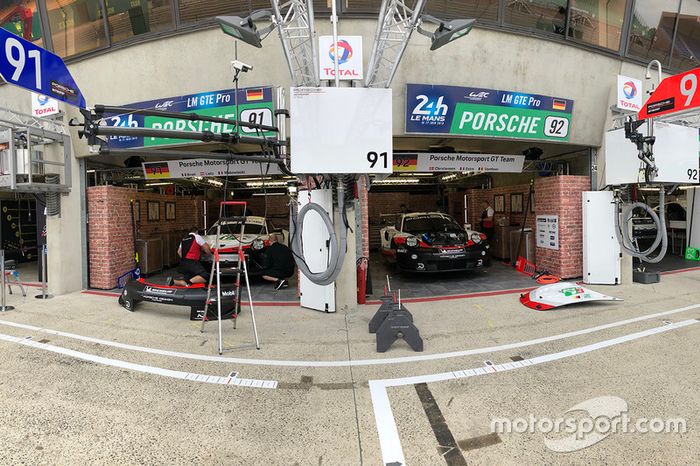 Porsche GT Team Porsche en el pit lane