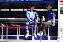 Pierre Gasly, Scuderia Toro Rosso, talks to Brendon Hartley, Scuderia Toro Rosso