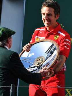 Iñaki Rueda, Ferrari Race Strategist celebra con el trofeo en el podio