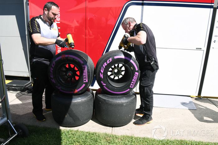 Ingenieros Pirelli y neumáticos Pirelli