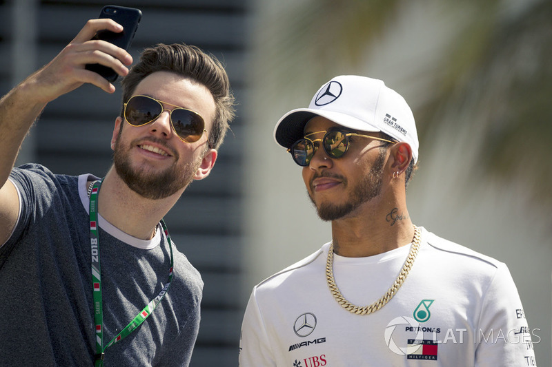 Lewis Hamilton, Mercedes-AMG F1, fait un selfie avec ses fans