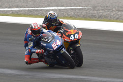 Miguel Oliveira, Red Bull KTM Ajo et Mattia Pasini, Italtrans Racing Team se touchent