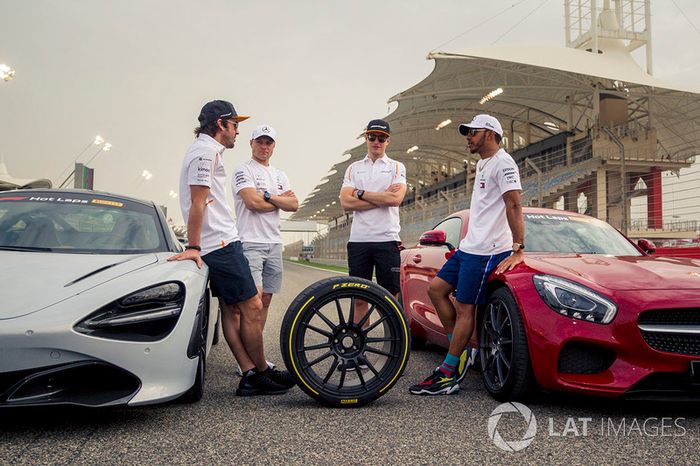 Fernando Alonso, McLaren, Valtteri Bottas, Mercedes-AMG F1, Lewis Hamilton, Mercedes-AMG F1 y Stoffel Vandoorne, McLaren con los coches de Pirelli Hot Laps