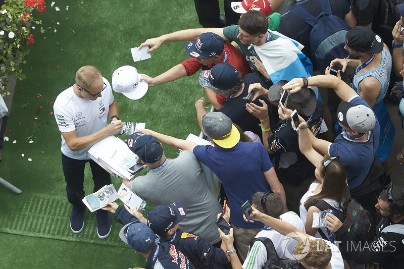 Valtteri Bottas, Mercedes AMG F1, firma autógrafos para fanáticos