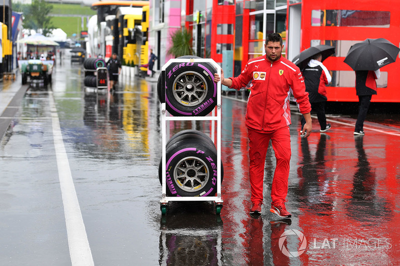 Meccanico Ferrari con delle gomme Pirelli