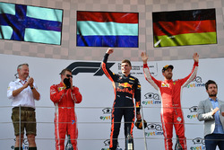 Jonathan Wheatley, Red Bull Racing Team Manager, Kimi Raikkonen, Ferrari, Max Verstappen, Red Bull Racing en Sebastian Vettel, Ferrari op het podium