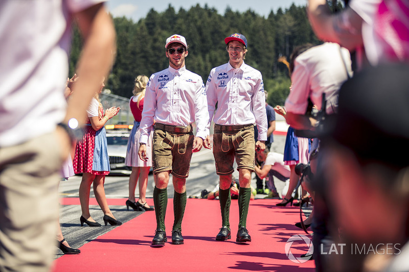 Pierre Gasly, Scuderia Toro Rosso et Brendon Hartley, Scuderia Toro Rosso lors de la parade des pilotes