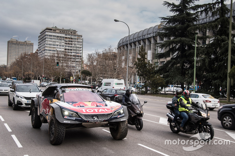 Carlos Sainz, Lucas Cruz, Peugeot Sport en las calles de Madrid