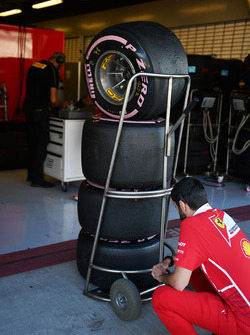 Ferrari mekanikeri ve Pirelli lastikleri