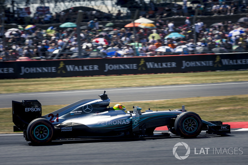 Mercedes-Benz F1 W07 Hybrid en el desfile del 70 aniversario de Silverstone