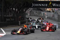 Daniel Ricciardo, Red Bull Racing RB14 leads Sebastian Vettel, Ferrari SF71H at the start of the race