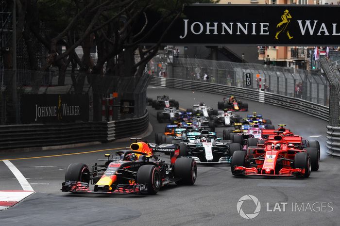 Daniel Ricciardo, Red Bull Racing RB14 lidera a Sebastian Vettel, Ferrari SF71H al inicio