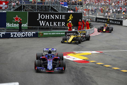 Pierre Gasly, Toro Rosso STR13, Nico Hulkenberg, Renault Sport F1 Team R.S. 18, Max Verstappen, Red Bull Racing RB14